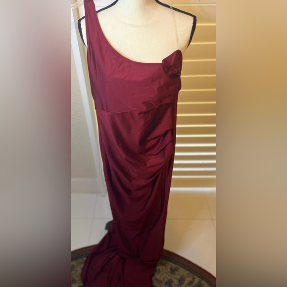 Prom approaching soon!! Check out this Fashion Nova Burgundy Maxi Dress - Picture 4 of 4